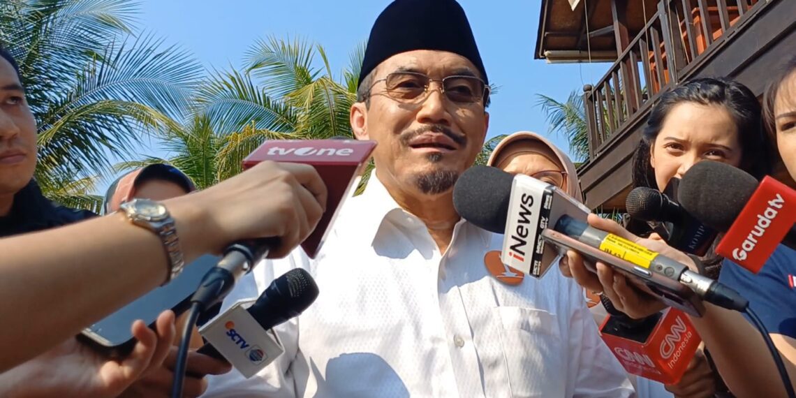 Suswono di hadapan mass media.