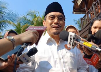 Suswono di hadapan mass media.