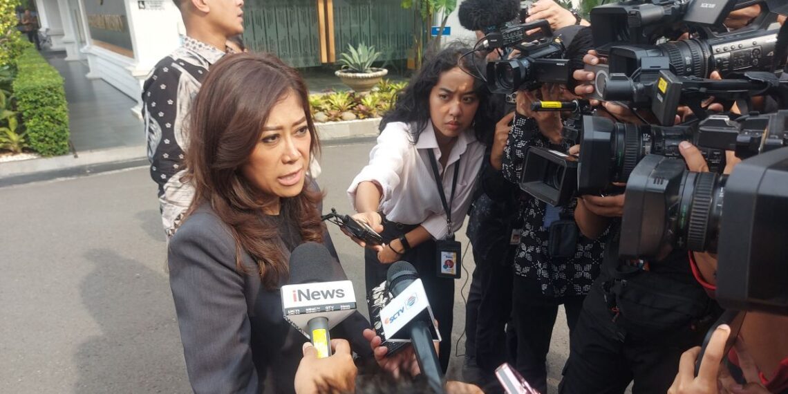 Menteri Komunikasi dan Digital (Menkomdigi) Meutya Hafid saat menyampaikan keterangan di kompleks Istana Kepresidenan, Jakarta, Jumat (1/11/2024), terkait dugaan keterlibatan sejumlah oknum pegawai Kemenkomdigi dalam praktik judi online. Sumber Foto : ANTARA/Andi Firdaus.