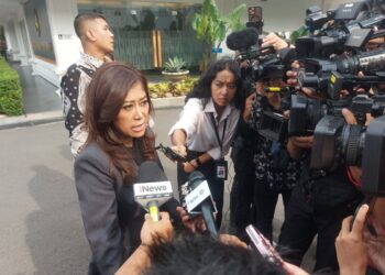 Menteri Komunikasi dan Digital (Menkomdigi) Meutya Hafid saat menyampaikan keterangan di kompleks Istana Kepresidenan, Jakarta, Jumat (1/11/2024), terkait dugaan keterlibatan sejumlah oknum pegawai Kemenkomdigi dalam praktik judi online. Sumber Foto : ANTARA/Andi Firdaus.