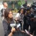 Menteri Komunikasi dan Digital (Menkomdigi) Meutya Hafid saat menyampaikan keterangan di kompleks Istana Kepresidenan, Jakarta, Jumat (1/11/2024), terkait dugaan keterlibatan sejumlah oknum pegawai Kemenkomdigi dalam praktik judi online. Sumber Foto : ANTARA/Andi Firdaus.