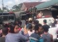 Sejumlah oknum prajurit TNI dari Yon Armed 2 Kilapsumangan menghadang warga yang mengamuk dengan mendatangi markas TNI di Kecamatan Biru-biru (Sumber foto : Istimewa)