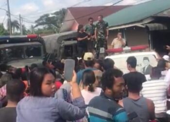 Sejumlah oknum prajurit TNI dari Yon Armed 2 Kilapsumangan menghadang warga yang mengamuk dengan mendatangi markas TNI di Kecamatan Biru-biru (Sumber foto : Istimewa)