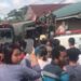 Sejumlah oknum prajurit TNI dari Yon Armed 2 Kilapsumangan menghadang warga yang mengamuk dengan mendatangi markas TNI di Kecamatan Biru-biru (Sumber foto : Istimewa)