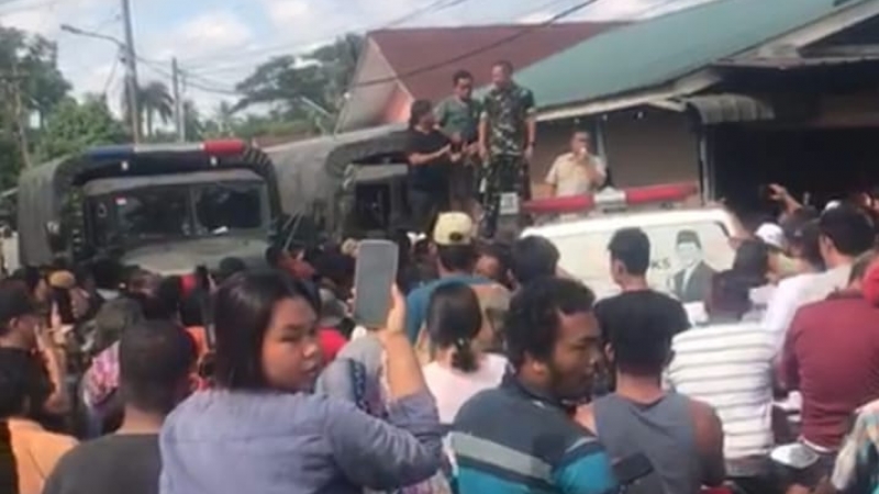 Sejumlah oknum prajurit TNI dari Yon Armed 2 Kilapsumangan menghadang warga yang mengamuk dengan mendatangi markas TNI di Kecamatan Biru-biru (Sumber foto : Istimewa)