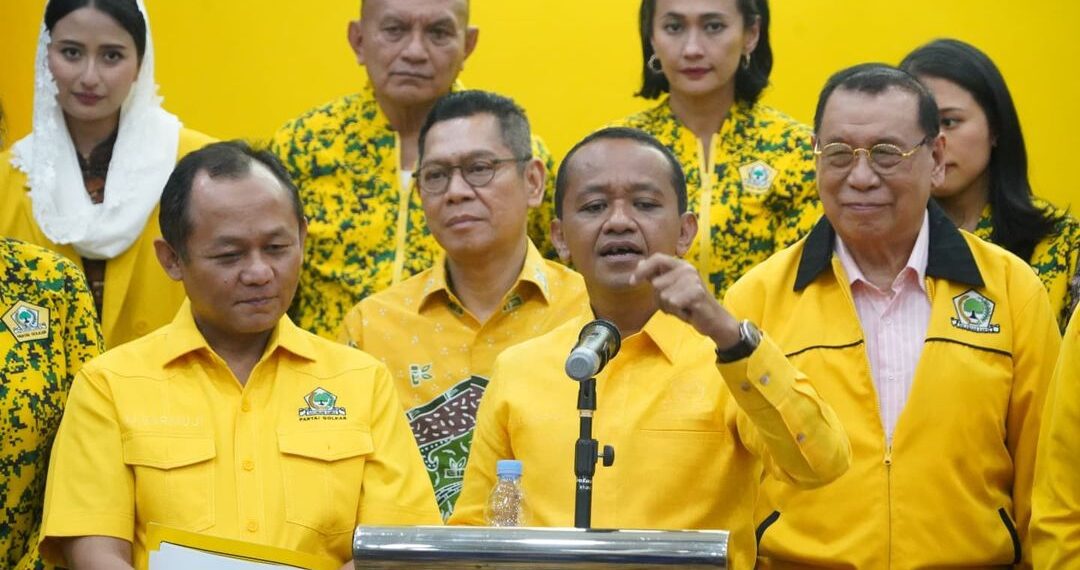 Ketua Umum (Ketum) Partai Golkar Bahlil Lahadalia didampingi jajaran pimpinan, secara resmi mengumumkan susunan lengkap kepengurusan Dewan Pimpinan Pusat (DPP) Partai Golkar periode 2024-2029 yang terdiri dari 150 lebih anggota, di kantor DPP Partai Golkar, Jakarta, Kamis (7/11). Sumber foto : Instagram Golkar Indonesia