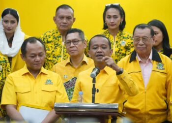 Ketua Umum (Ketum) Partai Golkar Bahlil Lahadalia didampingi jajaran pimpinan, secara resmi mengumumkan susunan lengkap kepengurusan Dewan Pimpinan Pusat (DPP) Partai Golkar periode 2024-2029 yang terdiri dari 150 lebih anggota, di kantor DPP Partai Golkar, Jakarta, Kamis (7/11). Sumber foto : Instagram Golkar Indonesia