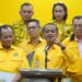 Ketua Umum (Ketum) Partai Golkar Bahlil Lahadalia didampingi jajaran pimpinan, secara resmi mengumumkan susunan lengkap kepengurusan Dewan Pimpinan Pusat (DPP) Partai Golkar periode 2024-2029 yang terdiri dari 150 lebih anggota, di kantor DPP Partai Golkar, Jakarta, Kamis (7/11). Sumber foto : Instagram Golkar Indonesia