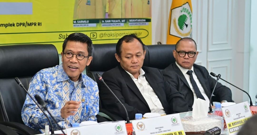 Ketua Fraksi Partai Golkar, M.Sarmuji (tengah) bersama Ketua Komisi XI DPR RI, M.Misbakhun, dalam diskusi Fraksi Partai Golkar di Ruang Rapat Fraksi Golkar di Gedung Parlemen Jakarta pada Selasa (19/11/2024).