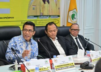 Ketua Fraksi Partai Golkar, M.Sarmuji (tengah) bersama Ketua Komisi XI DPR RI, M.Misbakhun, dalam diskusi Fraksi Partai Golkar di Ruang Rapat Fraksi Golkar di Gedung Parlemen Jakarta pada Selasa (19/11/2024).