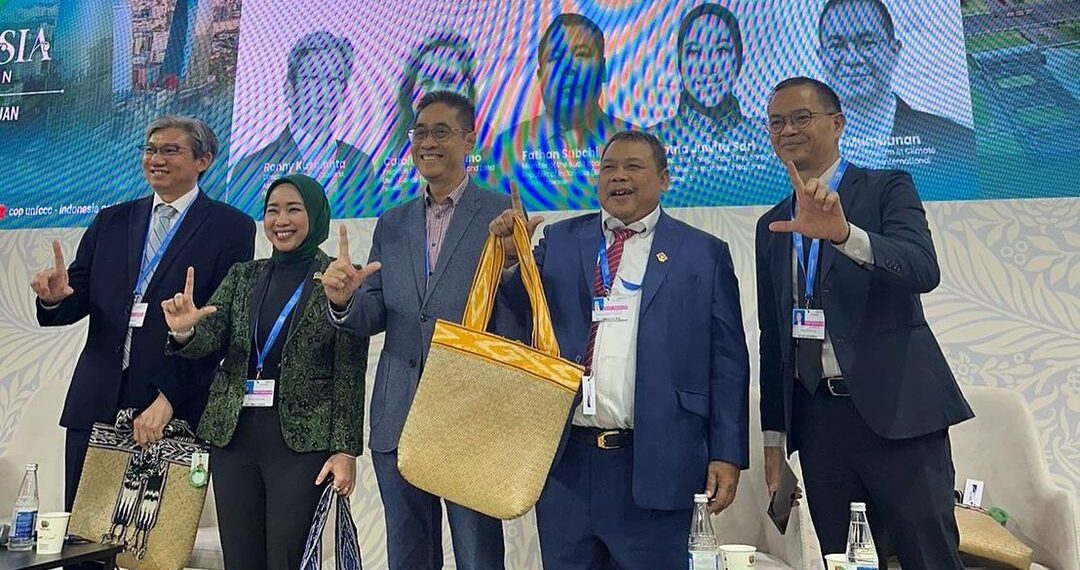 Ratna Juwita Sari (Kedua Kiri) saat berpose bersama dengan narasumber lainnya dalam acara Konferensi Perubahan Iklim PBB (COP29) di Baku, Azerbaijan pada Selasa (19/11/2024) lalu. Sumber foto : Instagram @iya_juwita.