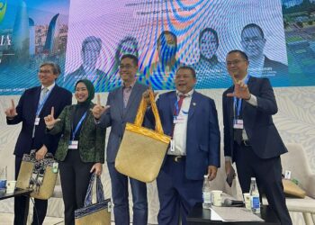 Ratna Juwita Sari (Kedua Kiri) saat berpose bersama dengan narasumber lainnya dalam acara Konferensi Perubahan Iklim PBB (COP29) di Baku, Azerbaijan pada Selasa (19/11/2024) lalu. Sumber foto : Instagram @iya_juwita.