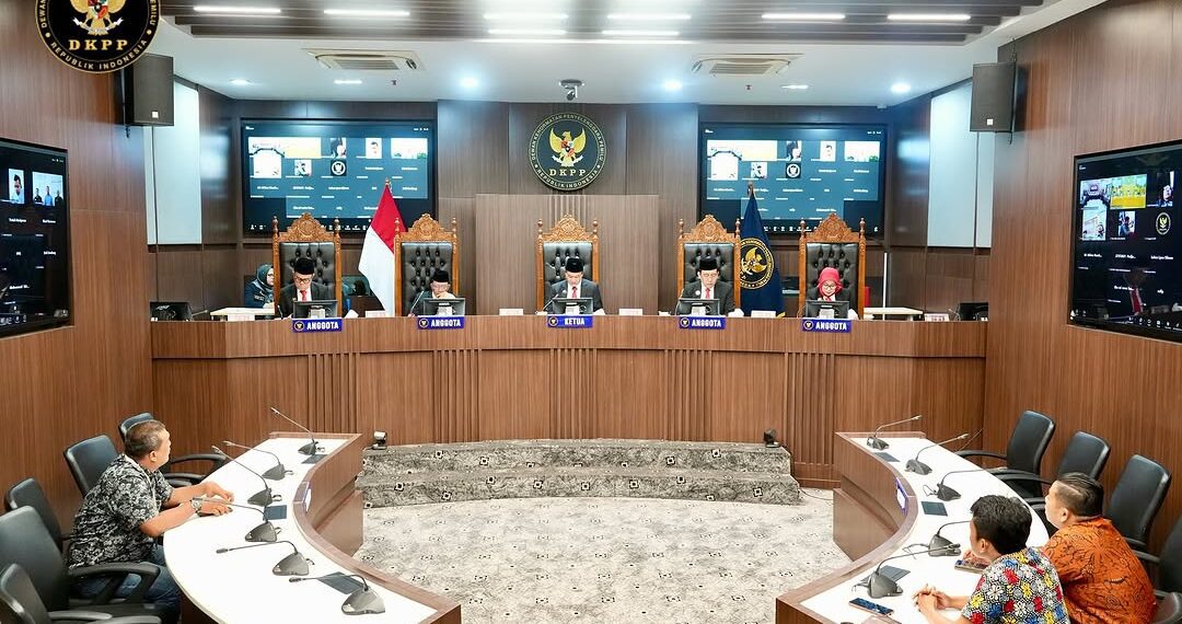 Dokumentasi foto sidang pembacaan putusan untuk 7 perkara dugaan pelanggaran Kode Etik Penyelenggara Pemilu (KEPP) di Ruang Sidang DKPP, Jakarta, Senin (25/11/2024). Sumber foto : Instagram @dkpp_ri