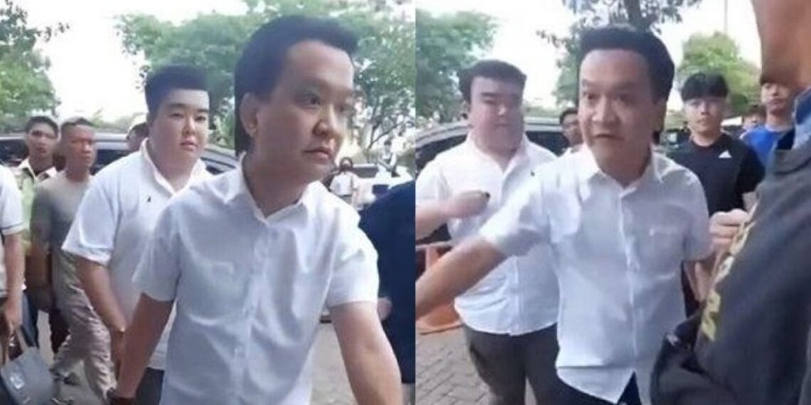 Pelaku kekerasan terhadap anak, Ivan Sugianto, saat memerintahkan seorang siswa SMA Gloria 2 untuk sujud dan menggonggong.