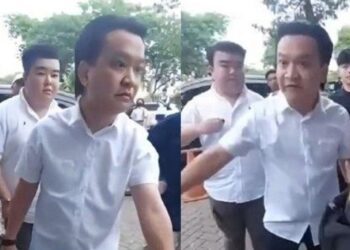 Pelaku kekerasan terhadap anak, Ivan Sugianto, saat memerintahkan seorang siswa SMA Gloria 2 untuk sujud dan menggonggong.
