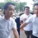Pelaku kekerasan terhadap anak, Ivan Sugianto, saat memerintahkan seorang siswa SMA Gloria 2 untuk sujud dan menggonggong.