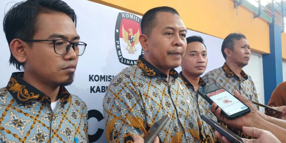 Ketua KPU Lamongan, Mahrus Ali (Kedua Kiri)
