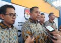Ketua KPU Lamongan, Mahrus Ali (Kedua Kiri)