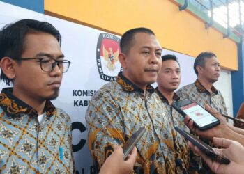 Ketua KPU Lamongan, Mahrus Ali (Kedua Kiri)