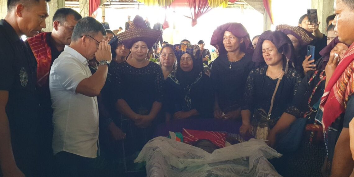 Panglima Kodam I Bukit Barisan Letjen Mochammad Hasan saat memberi hormat ke jenazah Raden Barus (61) di Desa Selamat, Kecamatan Sibiru-biru, Kabupaten Deli Serdang pada Minggu (10/11/2024). Sumber foto : Kompas.com