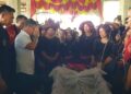 Panglima Kodam I Bukit Barisan Letjen Mochammad Hasan saat memberi hormat ke jenazah Raden Barus (61) di Desa Selamat, Kecamatan Sibiru-biru, Kabupaten Deli Serdang pada Minggu (10/11/2024). Sumber foto : Kompas.com