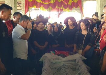 Panglima Kodam I Bukit Barisan Letjen Mochammad Hasan saat memberi hormat ke jenazah Raden Barus (61) di Desa Selamat, Kecamatan Sibiru-biru, Kabupaten Deli Serdang pada Minggu (10/11/2024). Sumber foto : Kompas.com