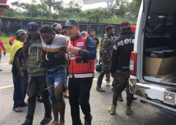 Salah satu korban luka ditolong aparat keamanan saat kericuhan yang terjadi dalam gelaran Pilkada 2024 di Puncak Jaya, Papua. Sumber Foto ; ANTARA