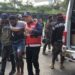 Salah satu korban luka ditolong aparat keamanan saat kericuhan yang terjadi dalam gelaran Pilkada 2024 di Puncak Jaya, Papua. Sumber Foto ; ANTARA