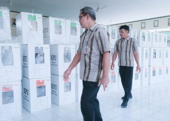 Petugas penyelenggara pemilu saat memantau logistik Kotak Suara. Sumber : istimewa