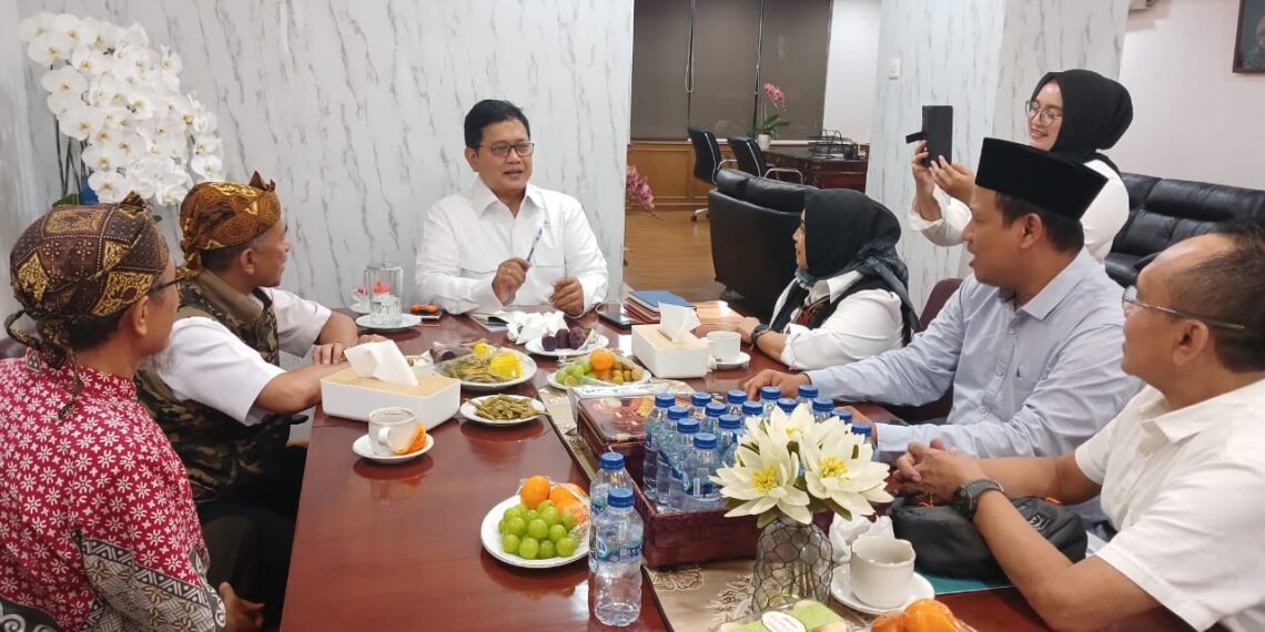 Viva Yoga Mauladi saat menerima pengurus PATRI di Kantor Wakil Menteri Transmigrasi, Kalibata, Jakarta.