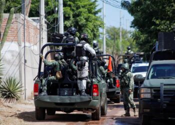 Pasukan federal berjaga di sekitar lokasi kejadian setelah baku tembak di mana beberapa anggota geng yang dicurigai tewas, sementara seorang pemimpin kartel lokal ditangkap, di pinggiran kota Culiacan, negara bagian Sinaloa, Meksiko, 22 Oktober 2024. REUTERS/Jose Betanzos