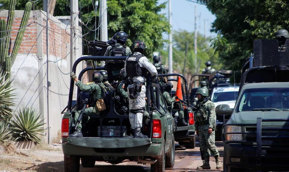 Pasukan federal berjaga di sekitar lokasi kejadian setelah baku tembak di mana beberapa anggota geng yang dicurigai tewas, sementara seorang pemimpin kartel lokal ditangkap, di pinggiran kota Culiacan, negara bagian Sinaloa, Meksiko, 22 Oktober 2024. REUTERS/Jose Betanzos