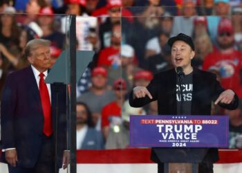 CEO Tesla dan pemilik X, Elon Musk, berbicara sementara calon presiden dari Partai Republik dan mantan Presiden AS, Donald Trump, memperhatikannya selama rapat umum di Butler, Pennsylvania pada 5 Oktober 2024 (Carlos Barria/Reuters).