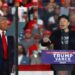CEO Tesla dan pemilik X, Elon Musk, berbicara sementara calon presiden dari Partai Republik dan mantan Presiden AS, Donald Trump, memperhatikannya selama rapat umum di Butler, Pennsylvania pada 5 Oktober 2024 (Carlos Barria/Reuters).