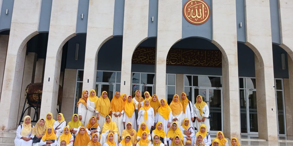 Peserta Pengajian, Tahsin dan Tadarrus DPP Pengajian Al-Hidayah saat berpose bersama di Masjid Ainul Hikmah DPP Partai Golkar, Jakarta pada Selasa (5/11/2024)