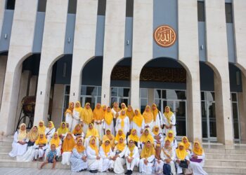 Peserta Pengajian, Tahsin dan Tadarrus DPP Pengajian Al-Hidayah saat berpose bersama di Masjid Ainul Hikmah DPP Partai Golkar, Jakarta pada Selasa (5/11/2024)