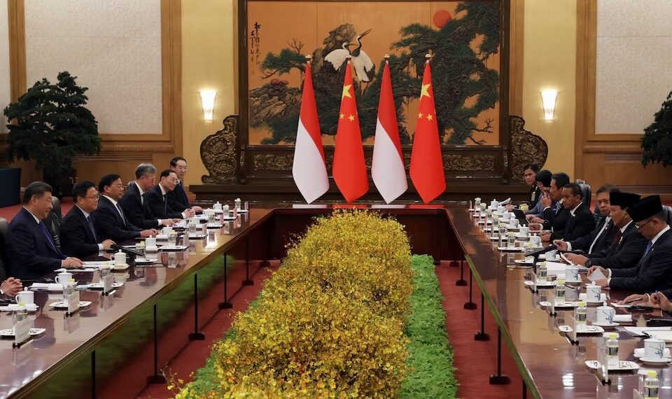 Presiden China Xi Jinping dan Presiden Indonesia Prabowo Subianto menghadiri pertemuan di Great Hall of The People di Beijing, China, 9 November 2024. REUTERS/Florence Lo
