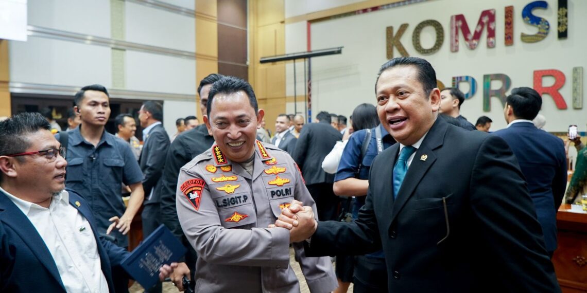 Anggota Komisi III DPR RI Fraksi Partai Golkar, Bambang Soesatyo, menyalami Kapolri Sigit Listyo, dalam Rapat Kerja Komisi III dengan Kapolri beserta jajarannya di