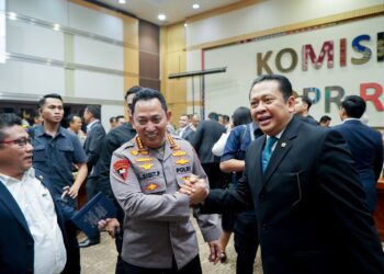 Anggota Komisi III DPR RI Fraksi Partai Golkar, Bambang Soesatyo, menyalami Kapolri Sigit Listyo, dalam Rapat Kerja Komisi III dengan Kapolri beserta jajarannya di