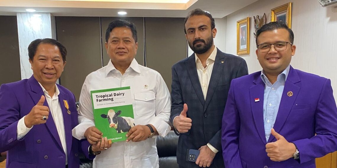 Viva Yoga menerima audiensi dari Ketua Umum Pengurus Besar Perhimpunan Dokter Hewan Indonesia (PBPDHI), Dr. drh. Muhammad Munawaroh, di Jakarta, Senin (11/11/2024).