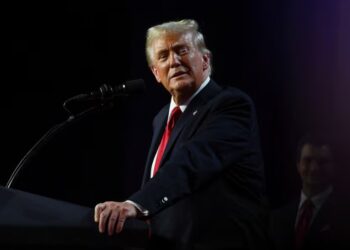 Calon presiden dari Partai Republik dan mantan Presiden AS Donald Trump naik ke panggung setelah hasil awal pemilihan presiden AS 2024 di Palm Beach County Convention Center, West Palm Beach, Florida, AS, 6 November 2024. REUTERS/Callaghan O'Hare