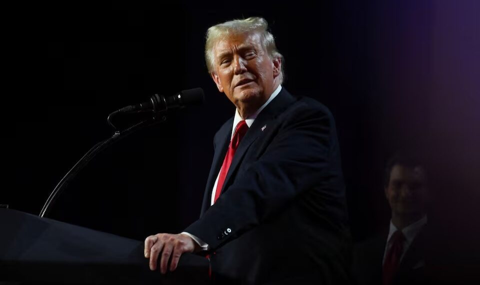 Calon presiden dari Partai Republik dan mantan Presiden AS Donald Trump naik ke panggung setelah hasil awal pemilihan presiden AS 2024 di Palm Beach County Convention Center, West Palm Beach, Florida, AS, 6 November 2024. REUTERS/Callaghan O'Hare