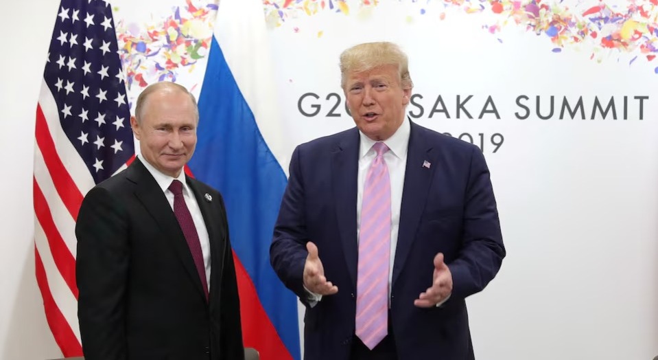 Vladimir Putin dan Donald Trump, dalam pertemuan di Osaka, 28 Juni 2019. Sumber foto : Sputnik/Mikhail Klimentyev/Kremlin via REUTERS
