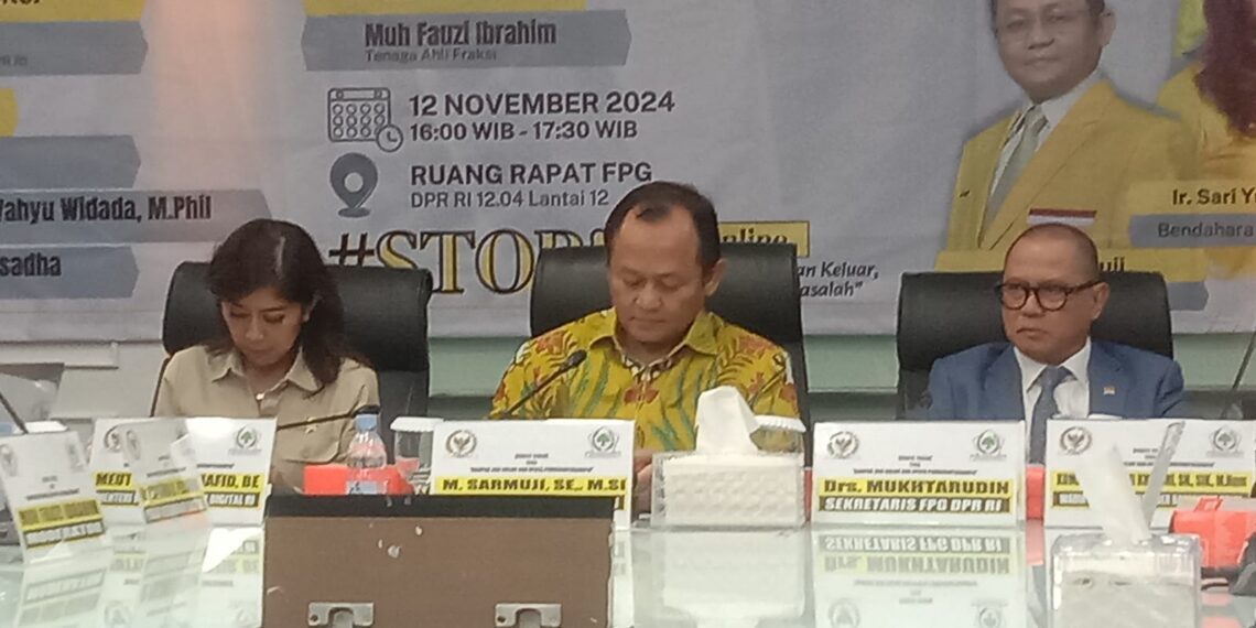 Ketua Fraksi Partai Golkar DPR RI, M. Sarmuji (tengah),