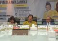 Ketua Fraksi Partai Golkar DPR RI, M. Sarmuji (tengah),