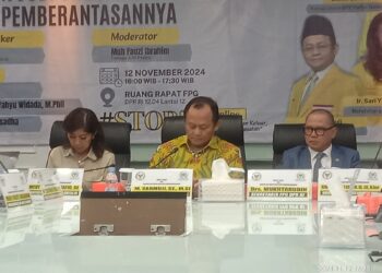 Ketua Fraksi Partai Golkar DPR RI, M. Sarmuji (tengah),