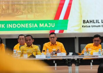 Bahlil Lahadalia didampinggi beberapa jajaran pengurus DPP Partai Golkar dalam Rapat Pleno Perdana Partai Golkar yang digelar di Sekretariat DPP Partai Golkar, Jakarta pada Rabu (13/11/2024) malam. Sumber foto : Instagram Adies Kadir.