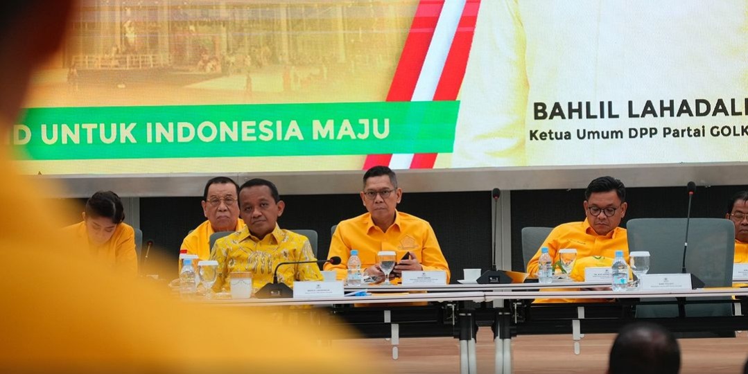 Bahlil Lahadalia didampinggi beberapa jajaran pengurus DPP Partai Golkar dalam Rapat Pleno Perdana Partai Golkar yang digelar di Sekretariat DPP Partai Golkar, Jakarta pada Rabu (13/11/2024) malam. Sumber foto : Instagram Adies Kadir.