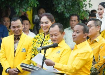 Bahlil Lahadalia, Ketua Umum Partai Golkar, bersama jajaran Pengurus DPP Partai Golkar saat mengumumkan formasi pengurus baru DPP Partai Golkar.
