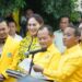 Bahlil Lahadalia, Ketua Umum Partai Golkar, bersama jajaran Pengurus DPP Partai Golkar saat mengumumkan formasi pengurus baru DPP Partai Golkar.